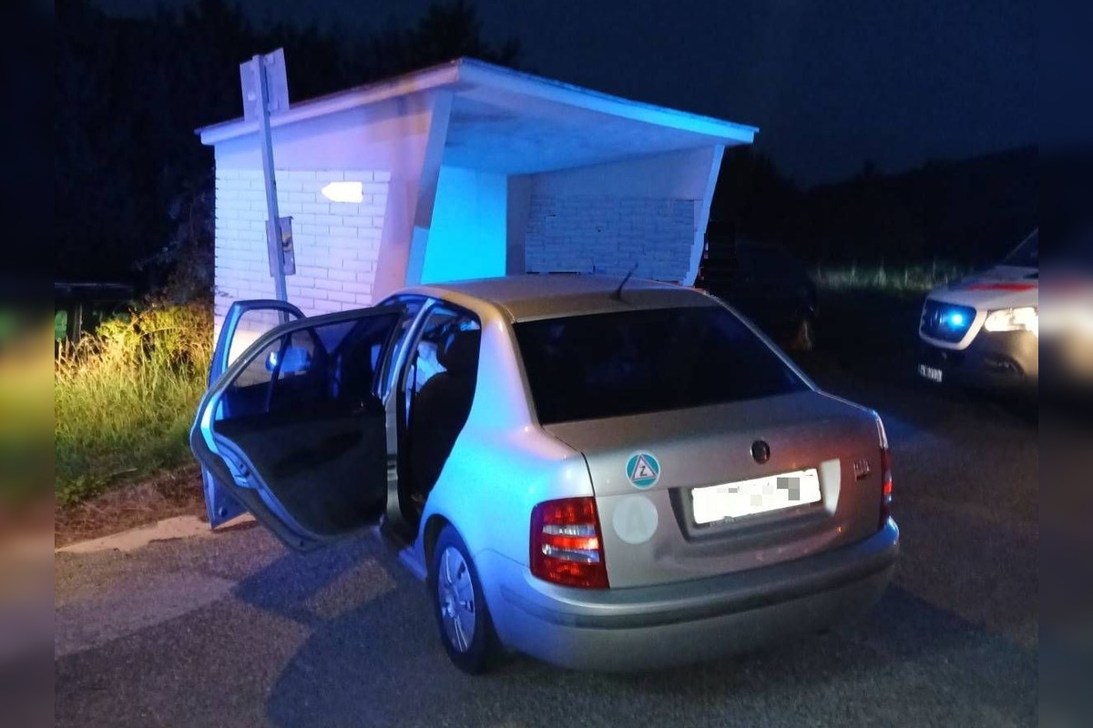 FOTO: V Mníchovej Lehote havarovalo osobné vozidlo, narazilo do autobusovej zástavky, foto 1