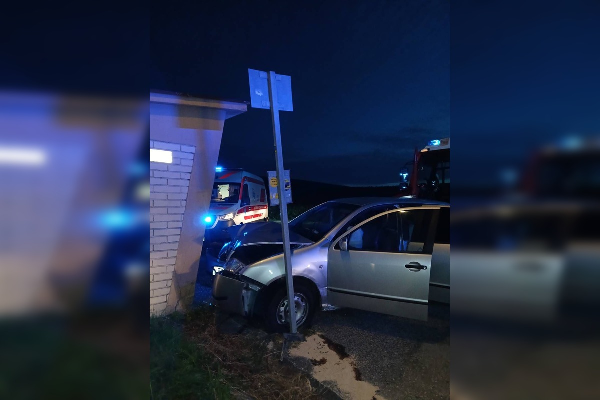 FOTO: V Mníchovej Lehote havarovalo osobné vozidlo, narazilo do autobusovej zástavky, foto 2