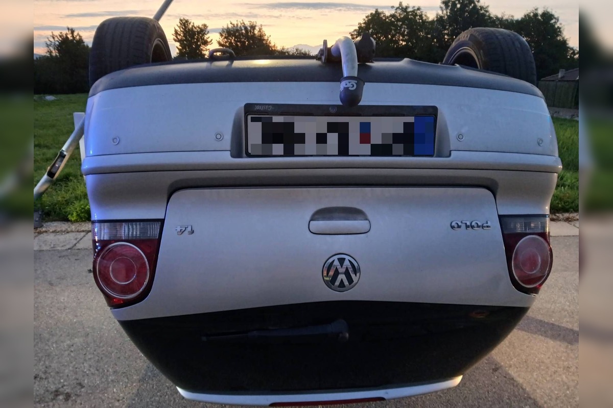 FOTO: Po náraze do stĺpa ostalo auto prevrátené na streche, vodiča previezli do nemocnice, foto 1