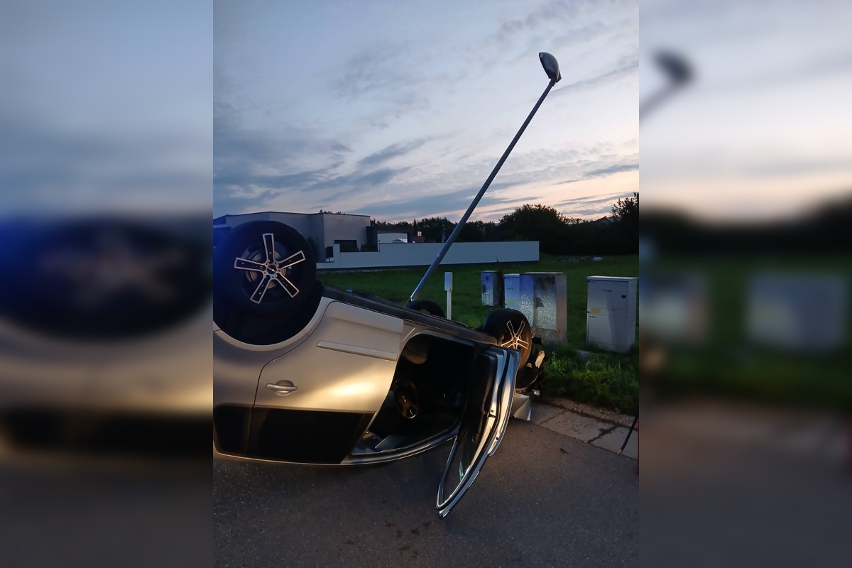 FOTO: Po náraze do stĺpa ostalo auto prevrátené na streche, vodiča previezli do nemocnice, foto 2