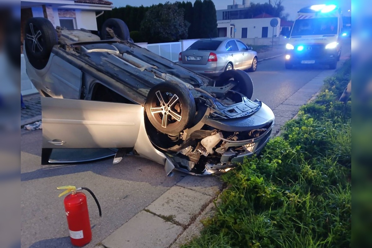 FOTO: Po náraze do stĺpa ostalo auto prevrátené na streche, vodiča previezli do nemocnice, foto 3