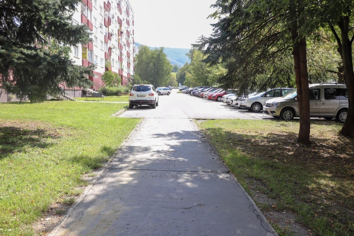 FOTO: Rekonštrukcia na sídlisku Pod hájom v Dubnici nad Váhom odštartovala, foto 4