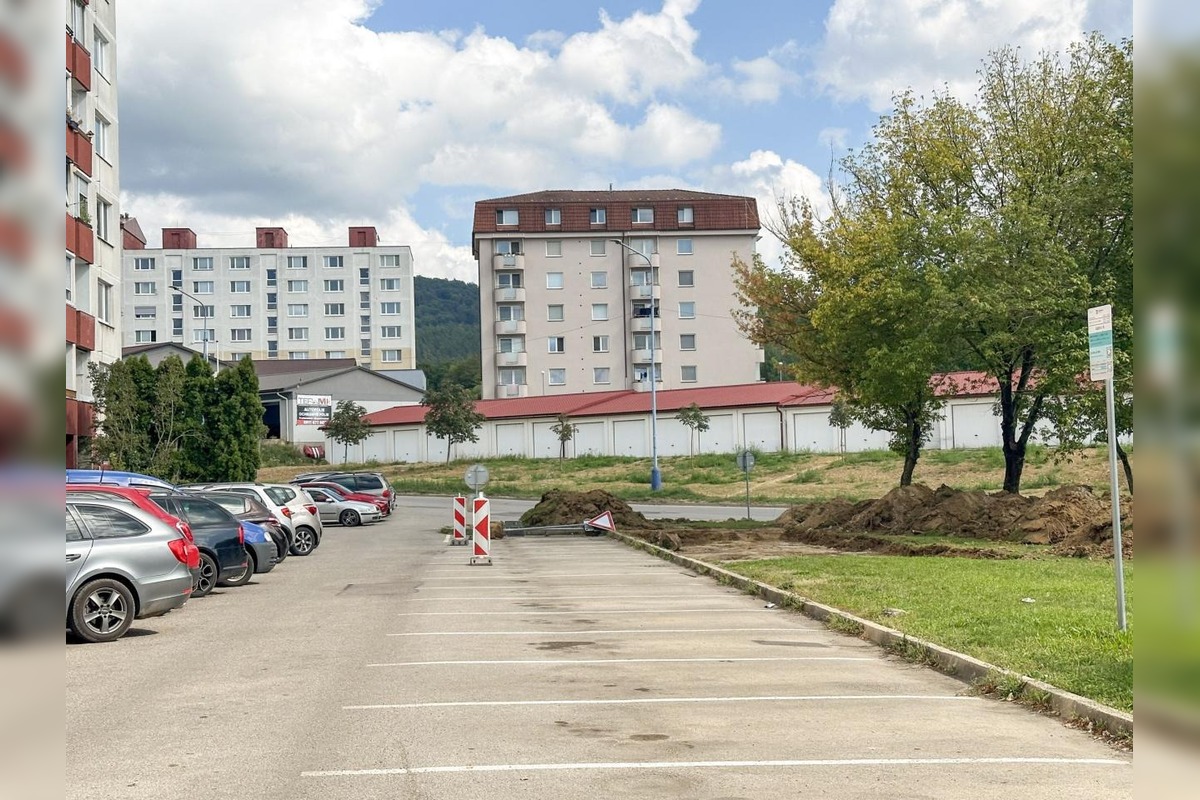 FOTO: Rekonštrukcia na sídlisku Pod hájom v Dubnici nad Váhom odštartovala, foto 6