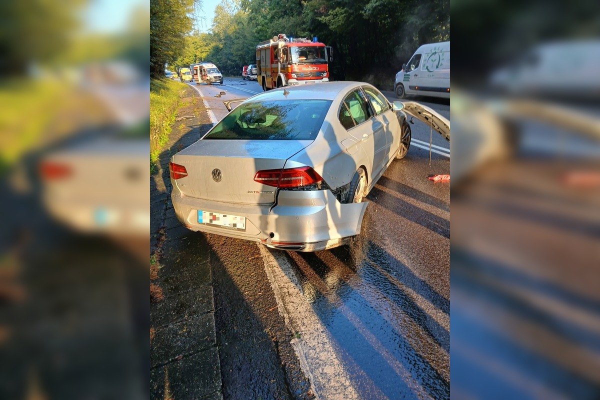 FOTO: Pri hrozivej nehode áut s kamiónom za Prievidzou sa zranila jedna osoba, museli ju z vozidla vyslobodiť, foto 1