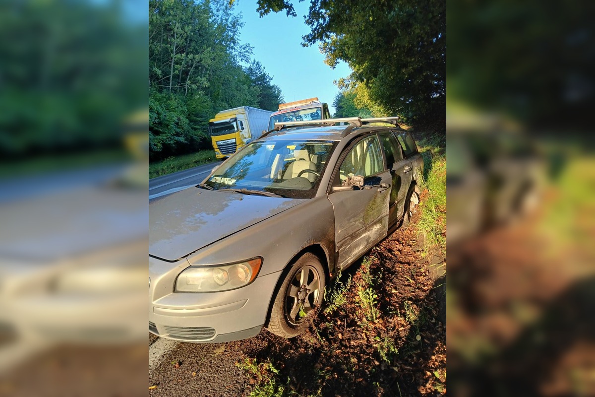FOTO: Pri hrozivej nehode áut s kamiónom za Prievidzou sa zranila jedna osoba, museli ju z vozidla vyslobodiť, foto 2