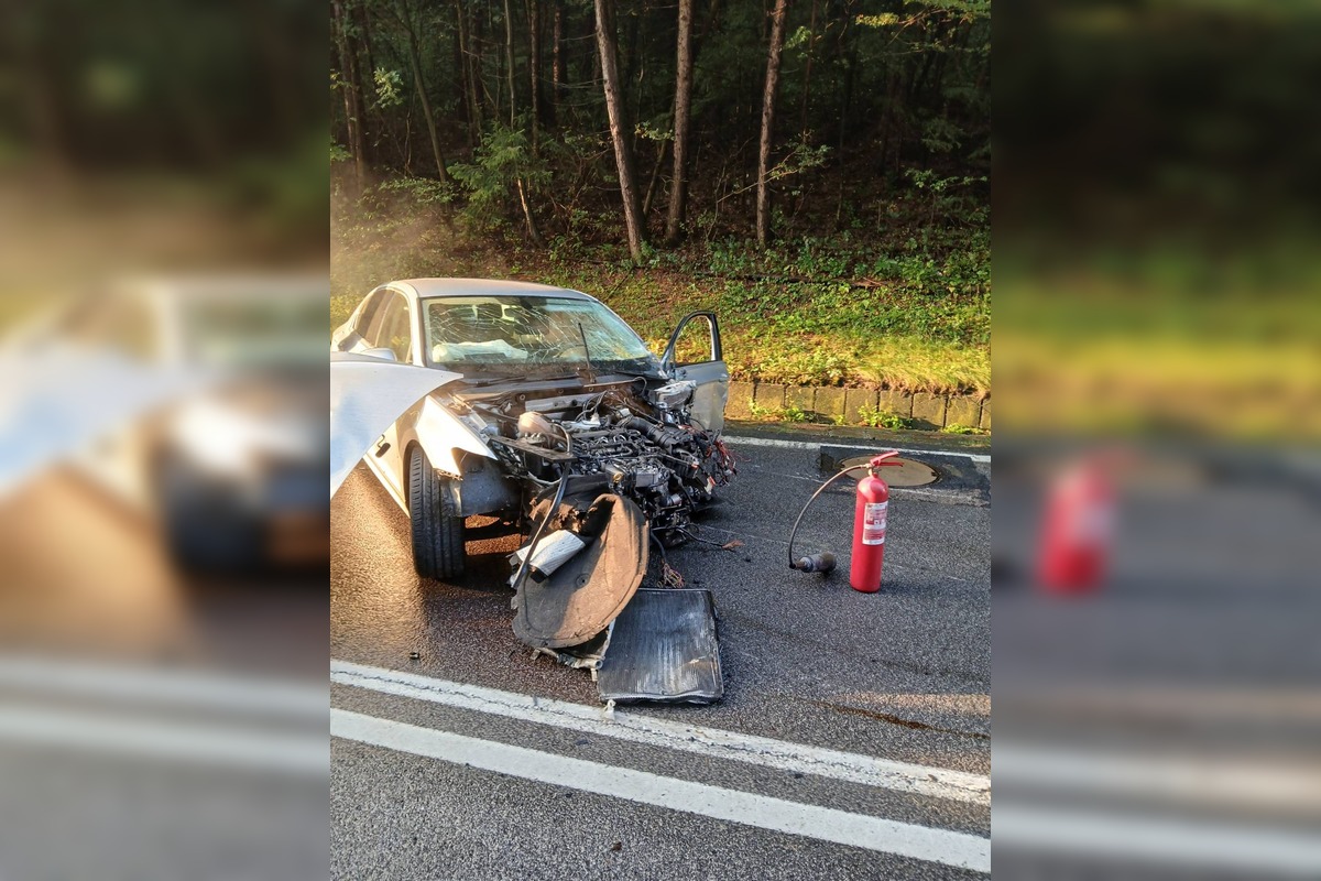 FOTO: Pri hrozivej nehode áut s kamiónom za Prievidzou sa zranila jedna osoba, museli ju z vozidla vyslobodiť, foto 3