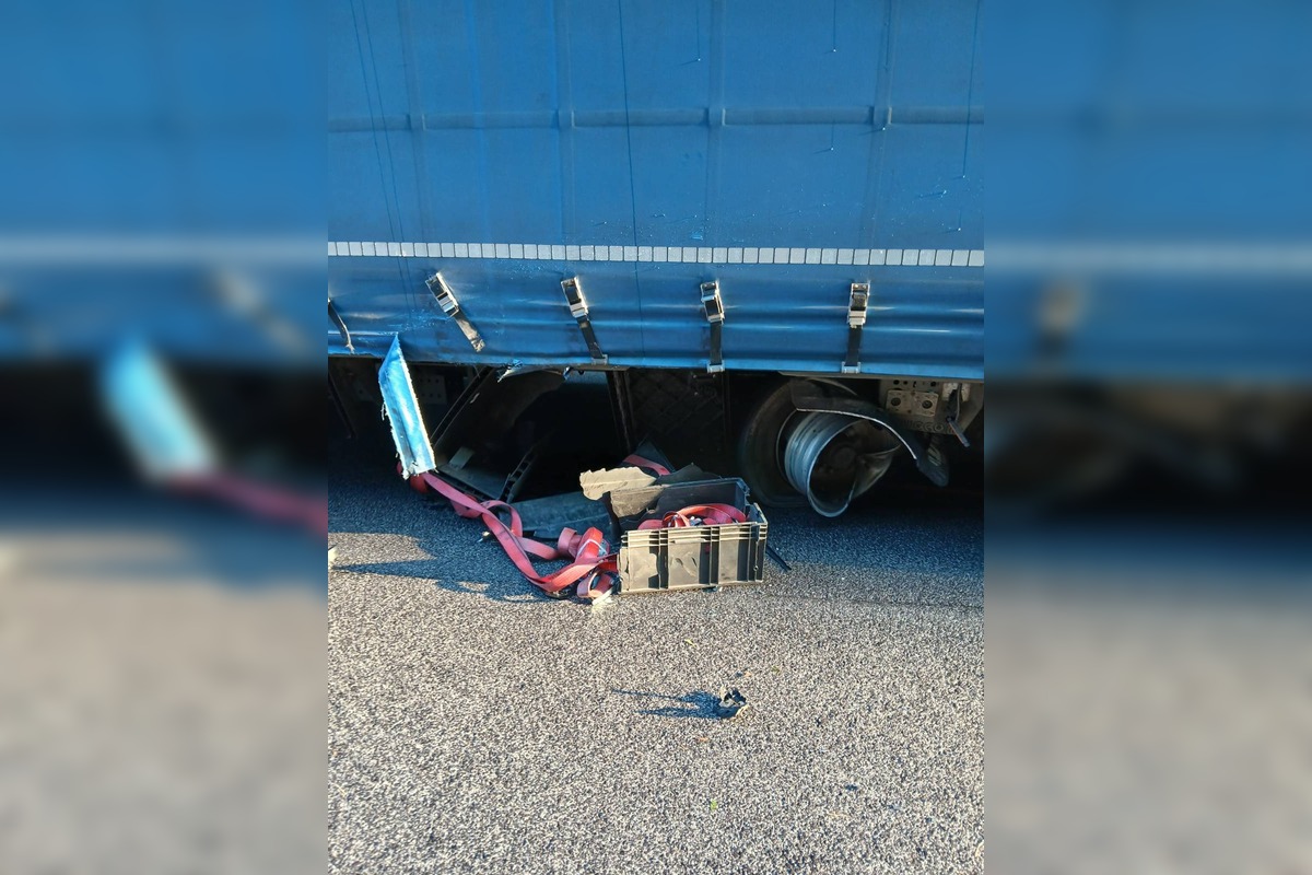 FOTO: Pri hrozivej nehode áut s kamiónom za Prievidzou sa zranila jedna osoba, museli ju z vozidla vyslobodiť, foto 4