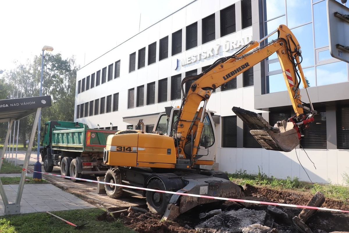 FOTO: Námestie Alexandra Dubčeka v Dubnici sa revitalizuje. Menej betónu, viac zelene a nové priestory pre ľudí, foto 14