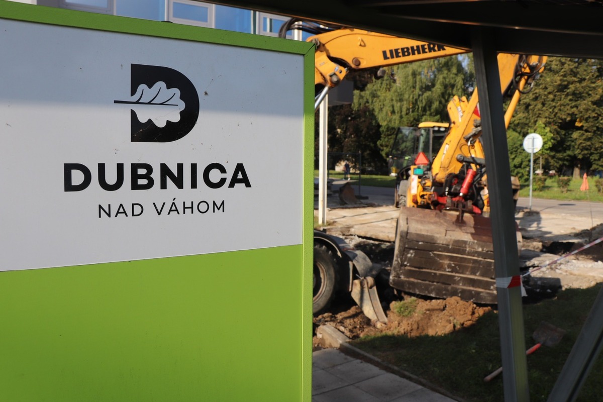 FOTO: Námestie Alexandra Dubčeka v Dubnici sa revitalizuje. Menej betónu, viac zelene a nové priestory pre ľudí, foto 15