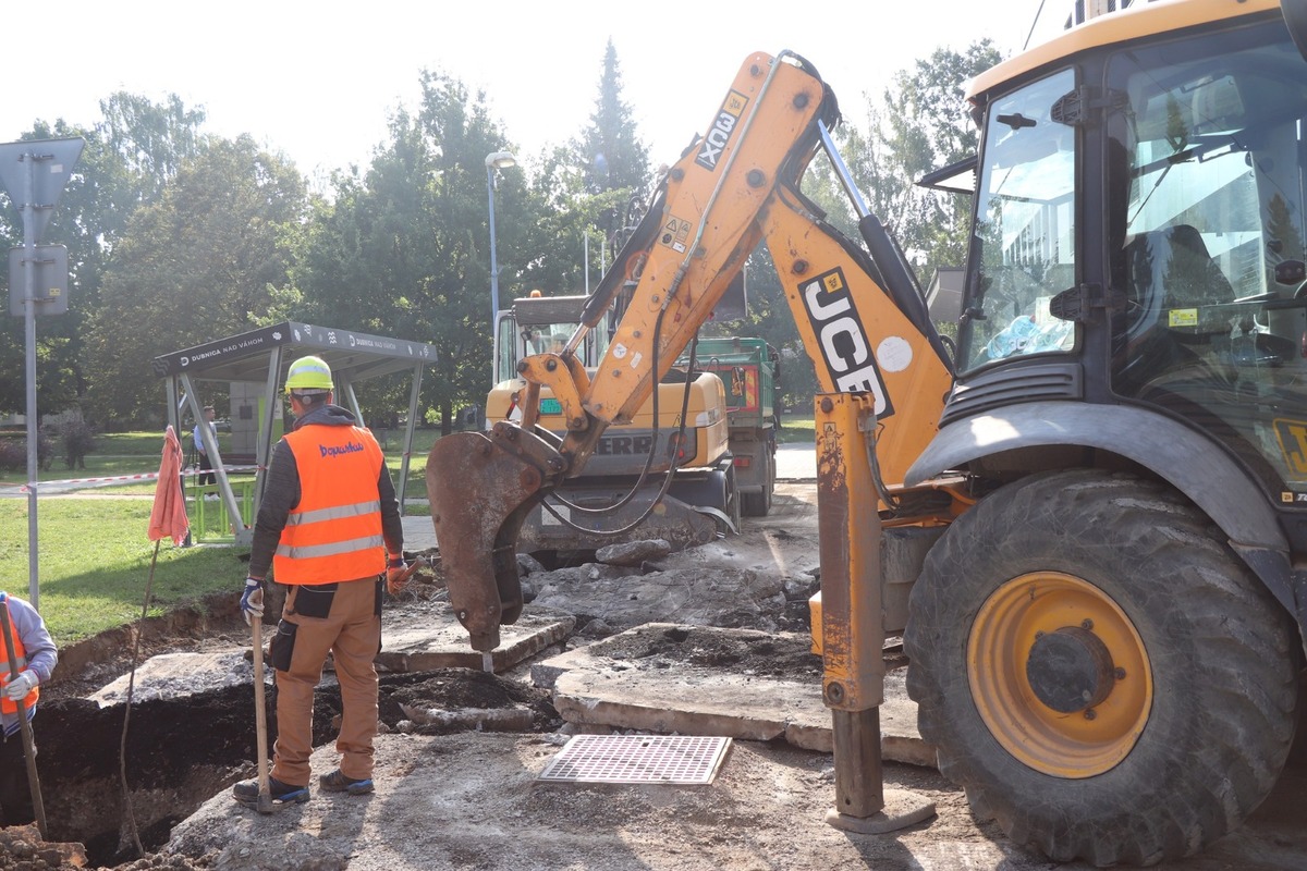 FOTO: Námestie Alexandra Dubčeka v Dubnici sa revitalizuje. Menej betónu, viac zelene a nové priestory pre ľudí, foto 16
