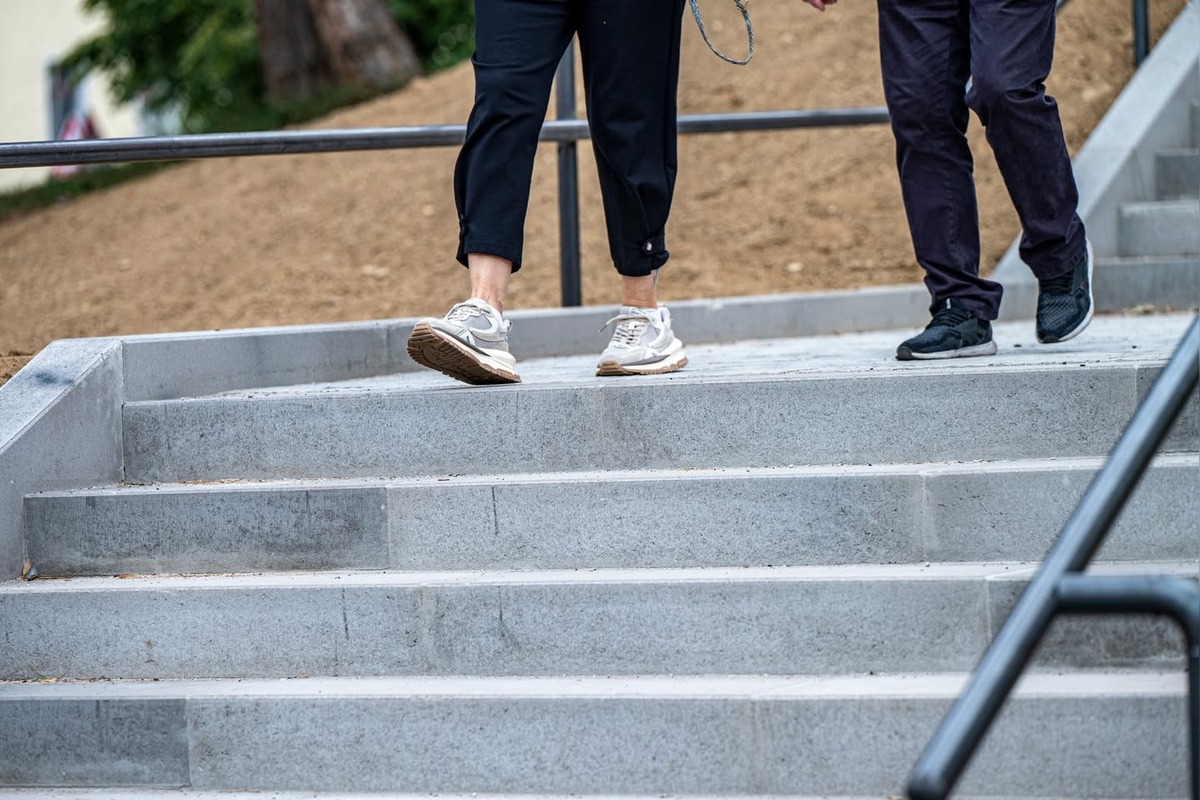 FOTO: Klčové v Novom Meste nad Váhom dostalo nové schody, obyvatelia sa tešia, ale poukazujú na nedostatky, foto 1