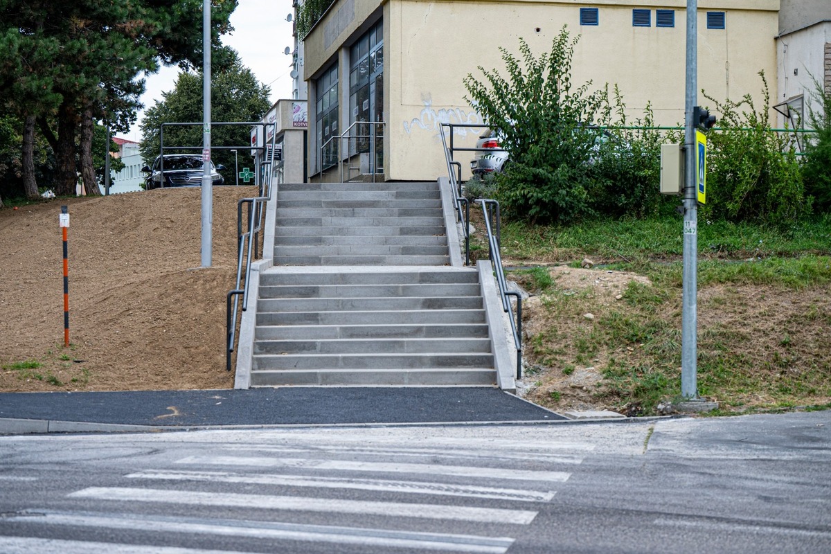 FOTO: Klčové v Novom Meste nad Váhom dostalo nové schody, obyvatelia sa tešia, ale poukazujú na nedostatky, foto 4