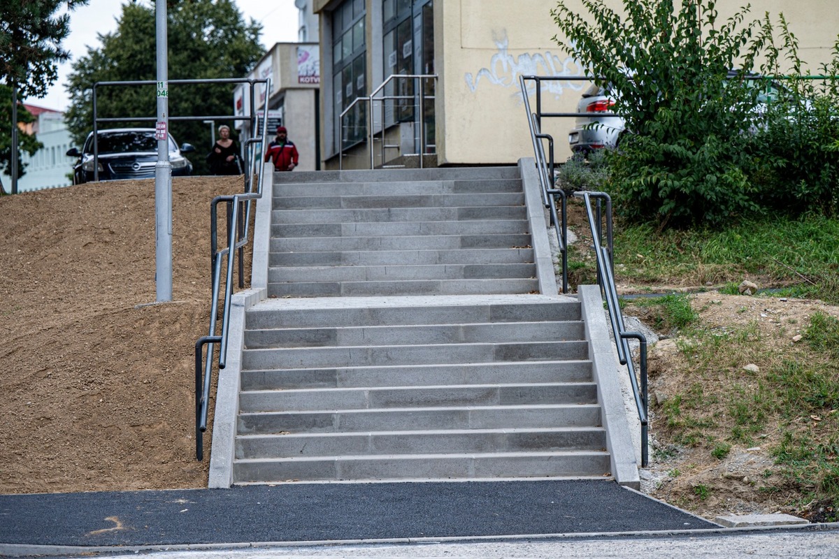 FOTO: Klčové v Novom Meste nad Váhom dostalo nové schody, obyvatelia sa tešia, ale poukazujú na nedostatky, foto 5
