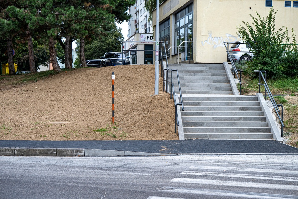 FOTO: Klčové v Novom Meste nad Váhom dostalo nové schody, obyvatelia sa tešia, ale poukazujú na nedostatky, foto 6