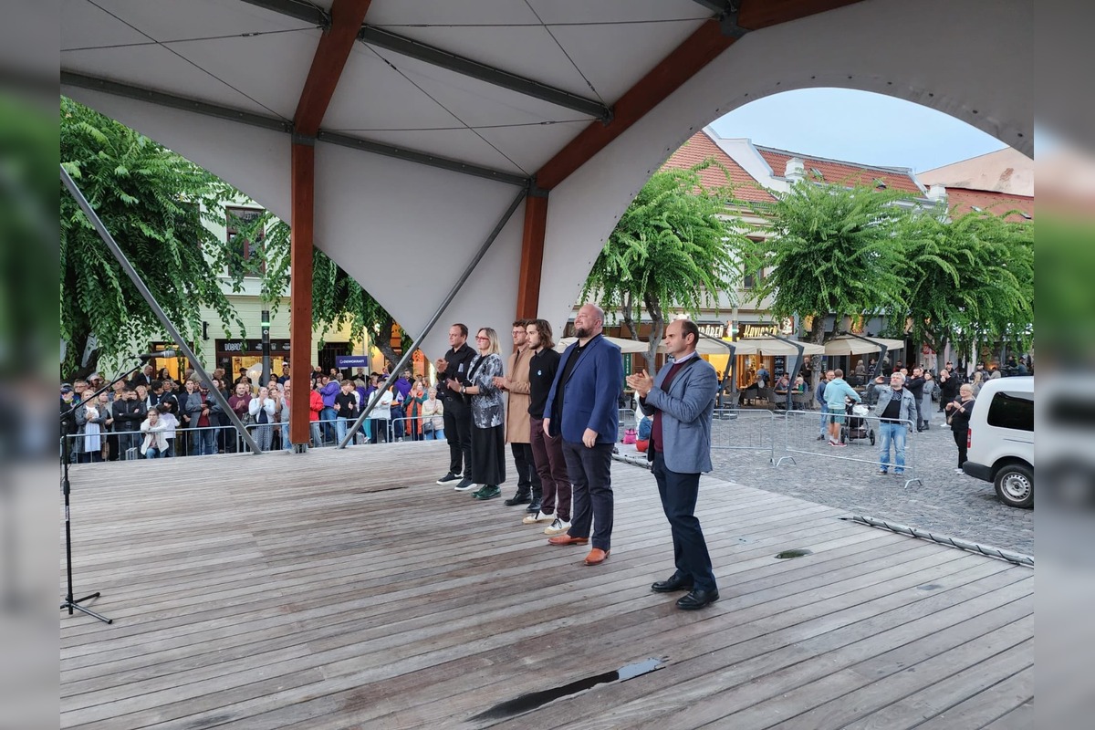 FOTO: V Trenčíne sa počas protestu naplnilo celé Mierové námestie , foto 2