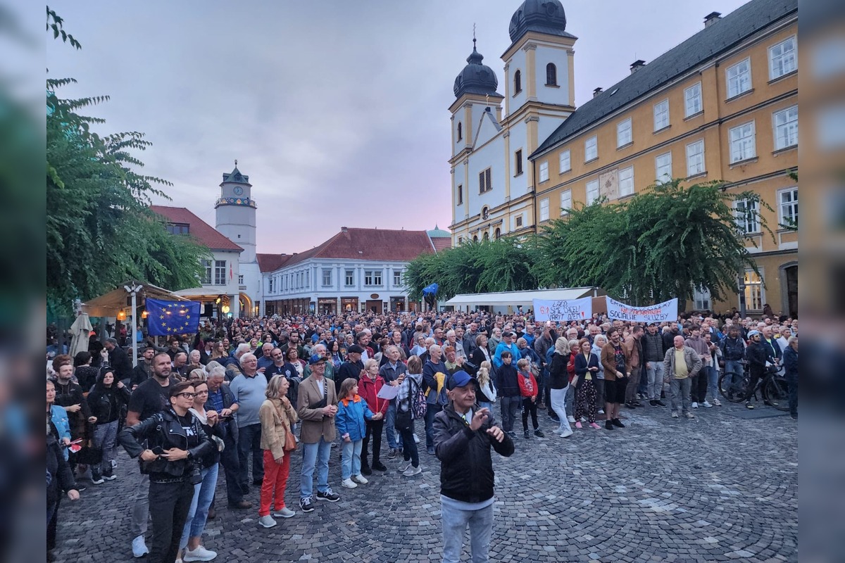 FOTO: V Trenčíne sa počas protestu naplnilo celé Mierové námestie , foto 3