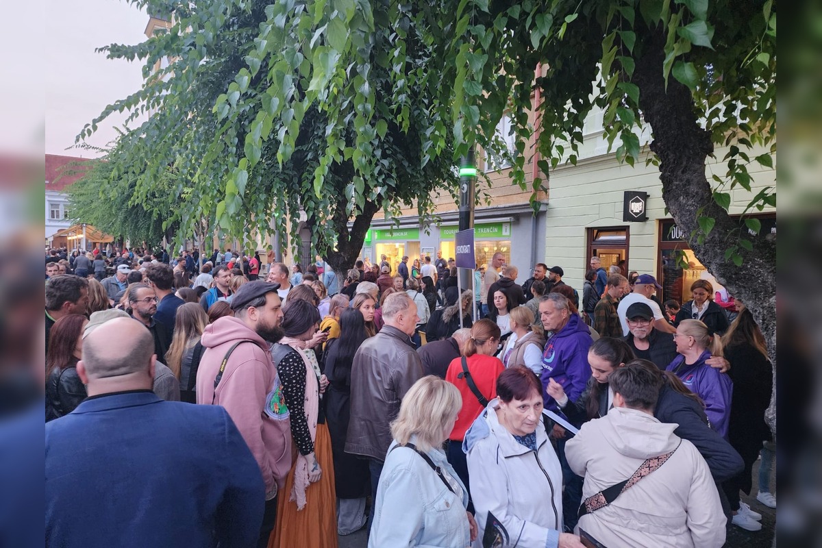 FOTO: V Trenčíne sa počas protestu naplnilo celé Mierové námestie , foto 4