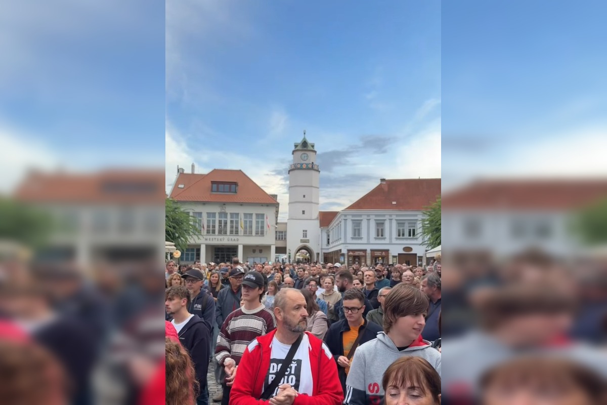 FOTO: V Trenčíne sa počas protestu naplnilo celé Mierové námestie , foto 5