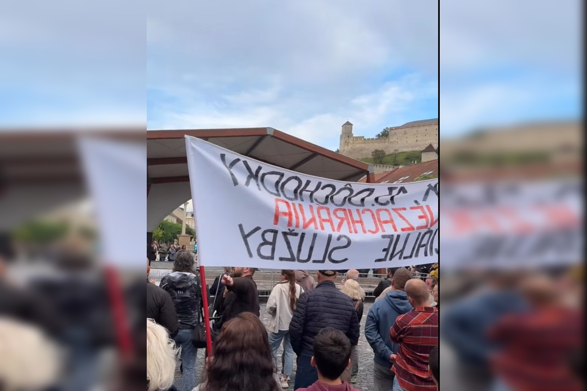 FOTO: V Trenčíne sa počas protestu naplnilo celé Mierové námestie , foto 6