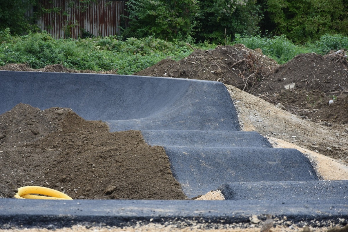 FOTO: Zlatovce v Trenčíne získajú modernú dráhu pre cyklistov a deti, mesto stavia pumptrack, foto 4