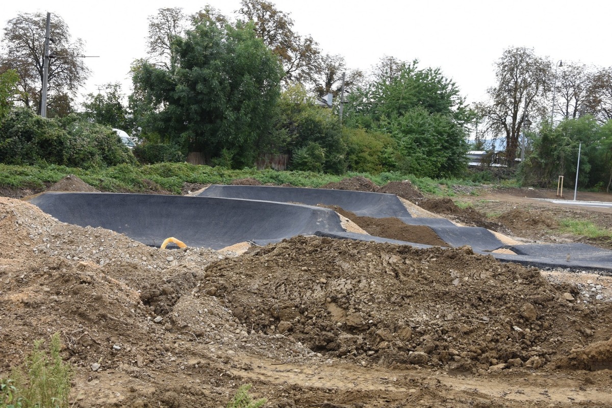 FOTO: Zlatovce v Trenčíne získajú modernú dráhu pre cyklistov a deti, mesto stavia pumptrack, foto 5