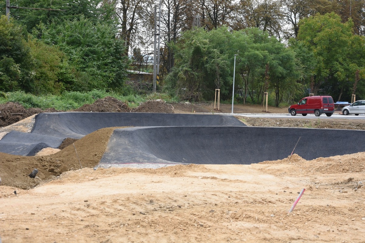 FOTO: Zlatovce v Trenčíne získajú modernú dráhu pre cyklistov a deti, mesto stavia pumptrack, foto 6