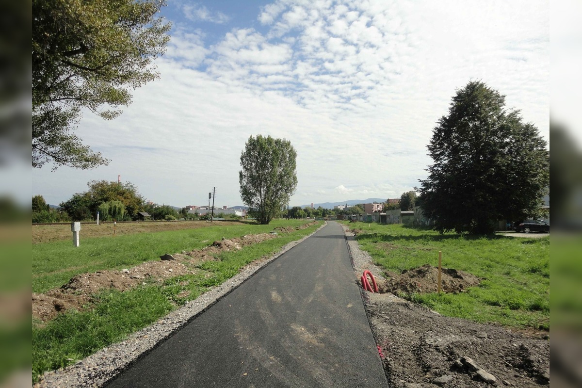 FOTO: V Partizánskom pokračuje výstavba cyklotrasy, obyvatelia sa v názoroch rozchádzajú, foto 1