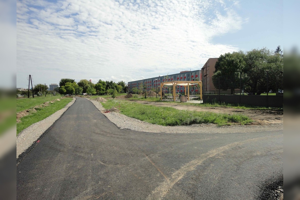 FOTO: V Partizánskom pokračuje výstavba cyklotrasy, obyvatelia sa v názoroch rozchádzajú, foto 2