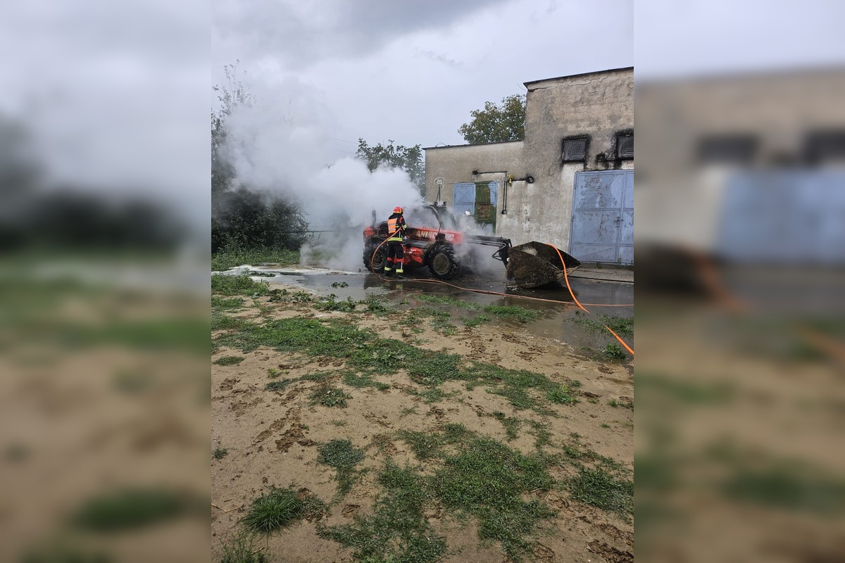 FOTO: Stohy slamy a horiaci stroj. Pobedimskí hasiči opäť predviedli rýchlu reakciu, foto 1