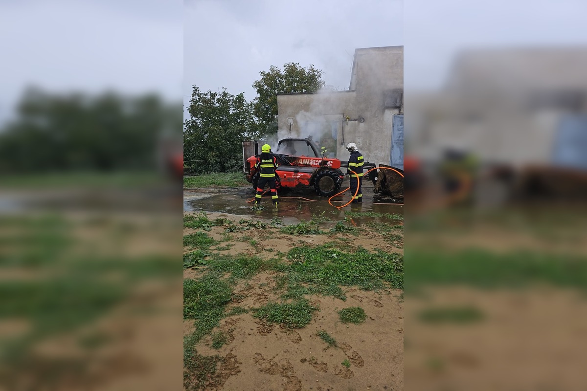 FOTO: Stohy slamy a horiaci stroj. Pobedimskí hasiči opäť predviedli rýchlu reakciu, foto 2