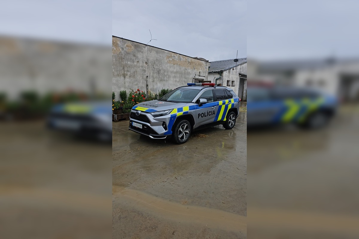 FOTO: Stohy slamy a horiaci stroj. Pobedimskí hasiči opäť predviedli rýchlu reakciu, foto 3