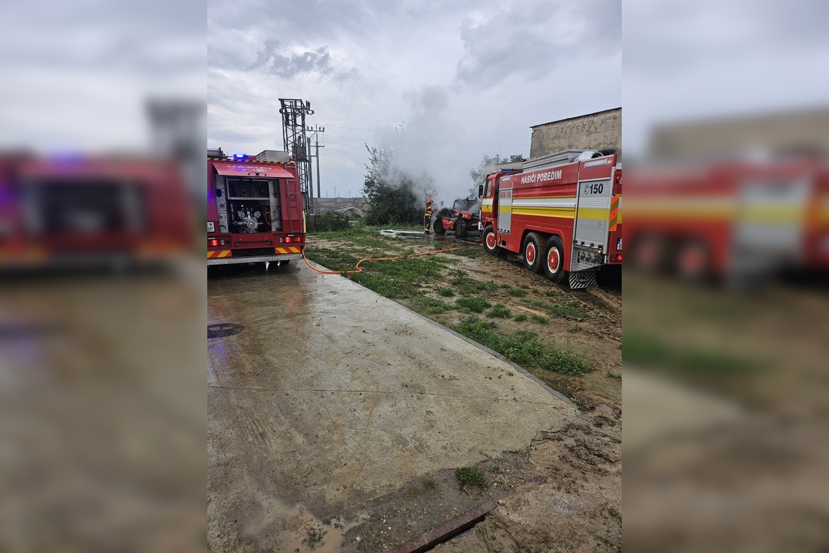 FOTO: Stohy slamy a horiaci stroj. Pobedimskí hasiči opäť predviedli rýchlu reakciu, foto 4