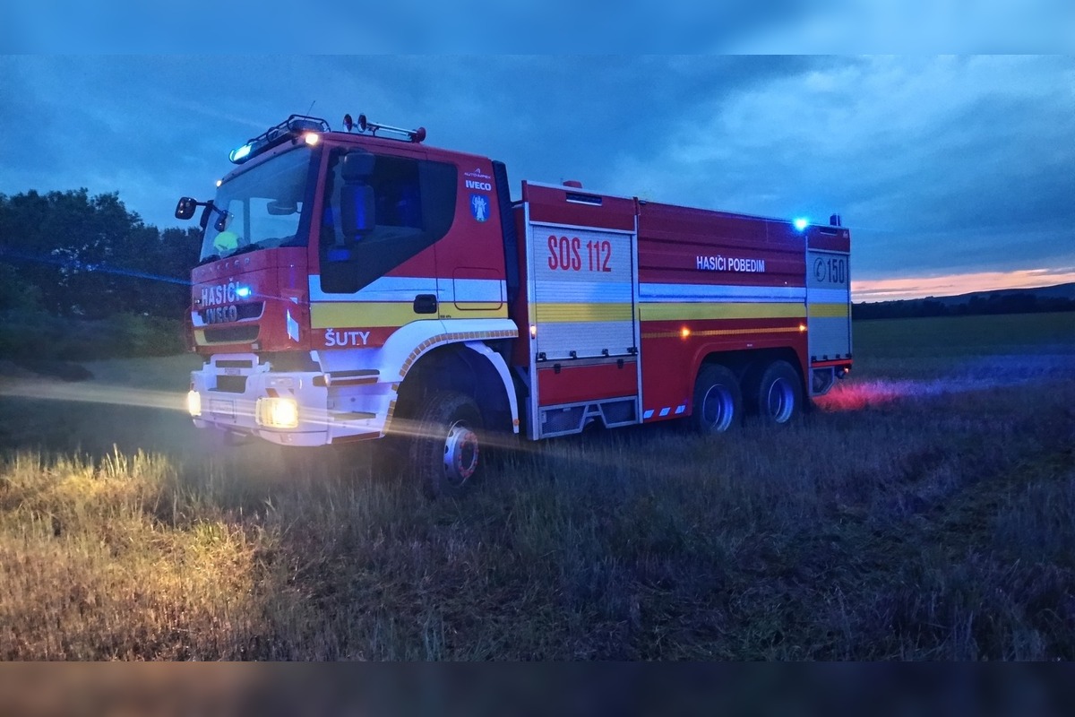 FOTO: Stohy slamy a horiaci stroj. Pobedimskí hasiči opäť predviedli rýchlu reakciu, foto 8