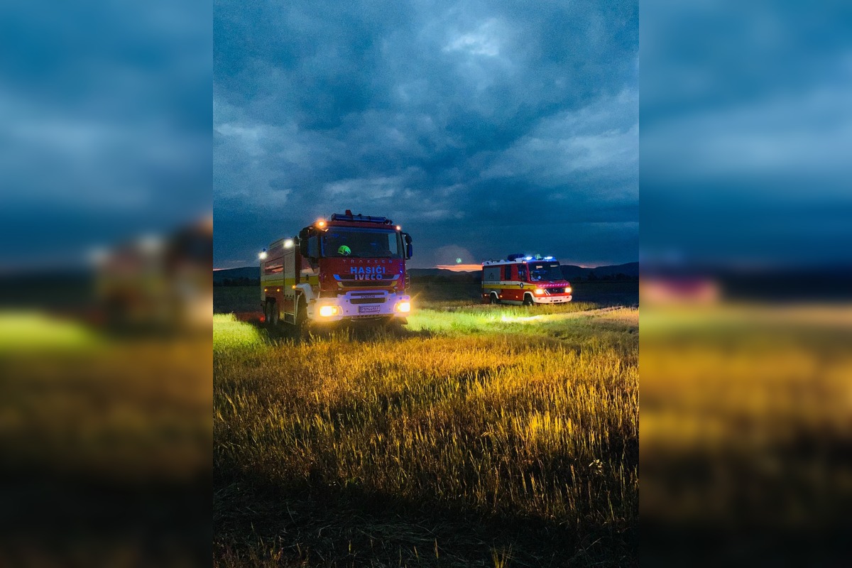 FOTO: Stohy slamy a horiaci stroj. Pobedimskí hasiči opäť predviedli rýchlu reakciu, foto 9