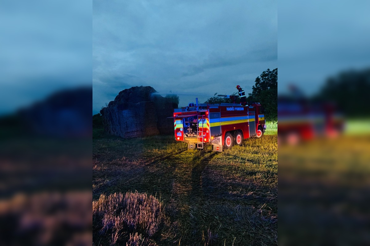 FOTO: Stohy slamy a horiaci stroj. Pobedimskí hasiči opäť predviedli rýchlu reakciu, foto 10