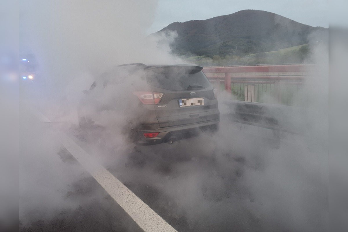 FOTO: Na diaľnici pri Považskej Bystrici horelo auto, vodič a spolujazdec sú v poriadku, foto 2
