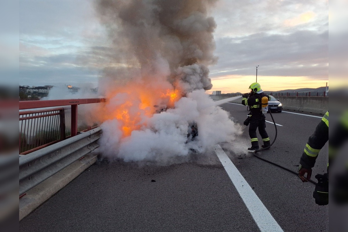 FOTO: Na diaľnici pri Považskej Bystrici horelo auto, vodič a spolujazdec sú v poriadku, foto 3