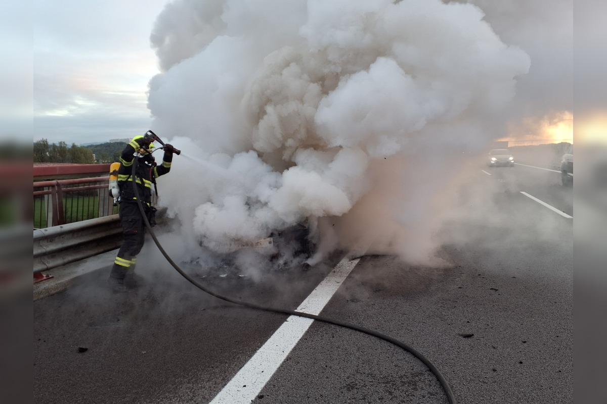 FOTO: Na diaľnici pri Považskej Bystrici horelo auto, vodič a spolujazdec sú v poriadku, foto 5
