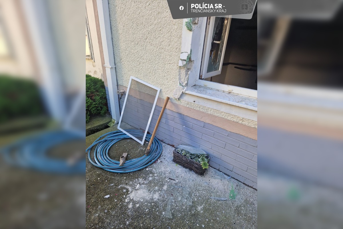 FOTO: Z farského úradu v Hornej Strede zmizli peniaze a šperky, polícia pátra po páchateľovi, foto 3