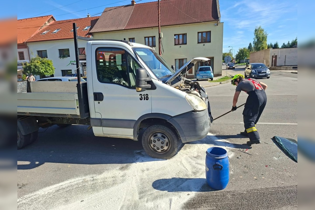 FOTO: Zrážka auta s dodávkou zastavila premávku na I/64 v Nitrianskom Pravne, hasiči odčerpávali kvapaliny, foto 1
