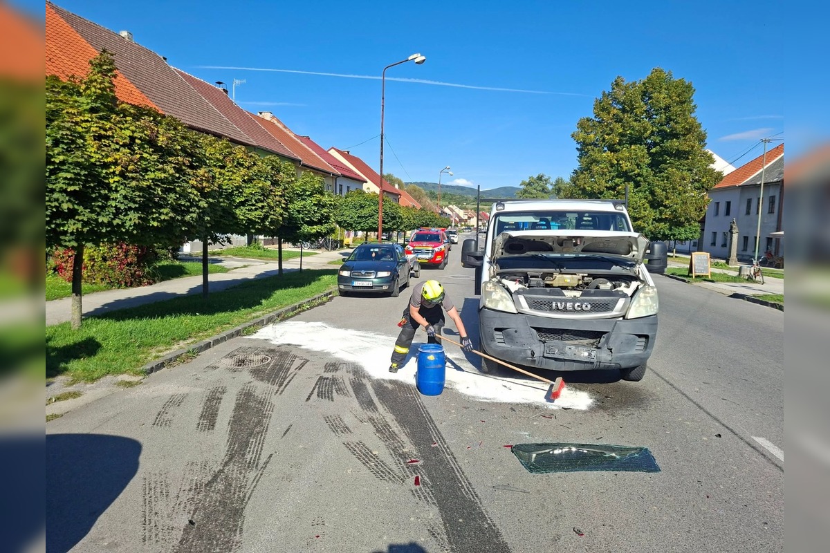 FOTO: Zrážka auta s dodávkou zastavila premávku na I/64 v Nitrianskom Pravne, hasiči odčerpávali kvapaliny, foto 2