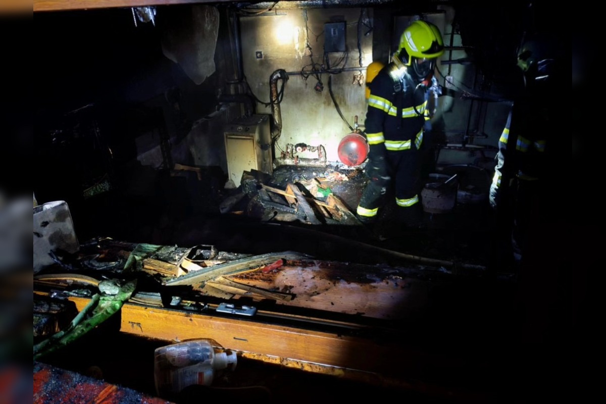 FOTO: Päť ľudí uniklo pred požiarom v Pružine, žena skončila v rukách záchranárov, foto 1