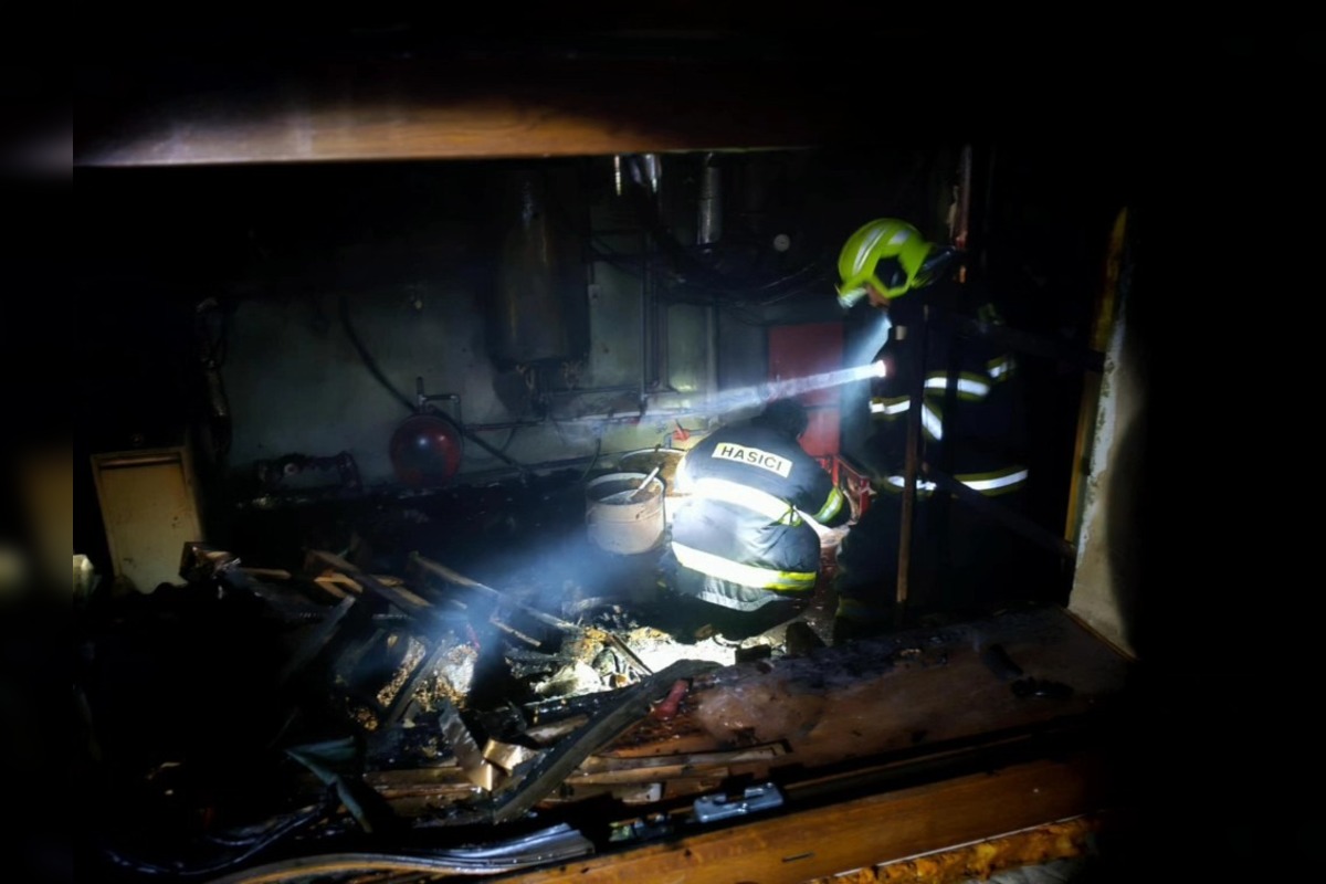 FOTO: Päť ľudí uniklo pred požiarom v Pružine, žena skončila v rukách záchranárov, foto 2