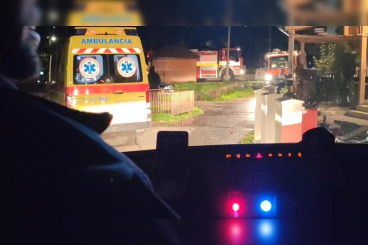 FOTO: Päť ľudí uniklo pred požiarom v Pružine, žena skončila v rukách záchranárov, foto 3