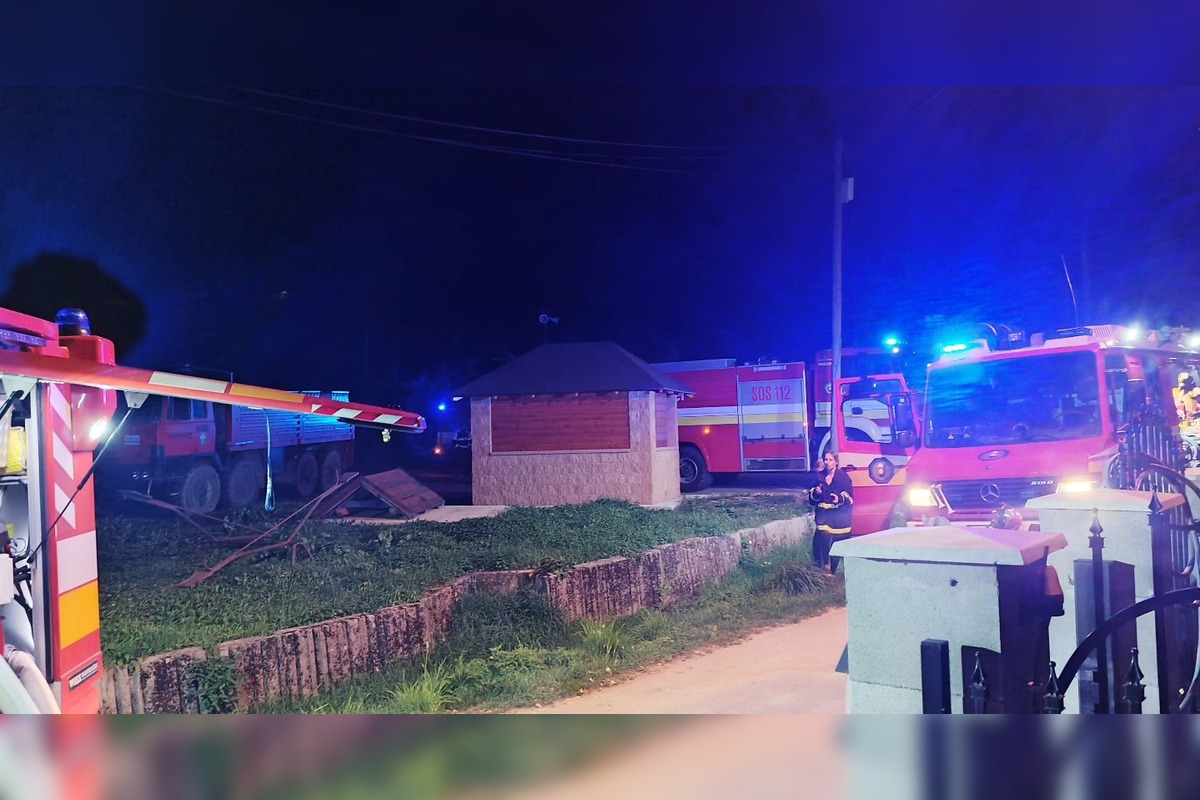 FOTO: Päť ľudí uniklo pred požiarom v Pružine, žena skončila v rukách záchranárov, foto 4