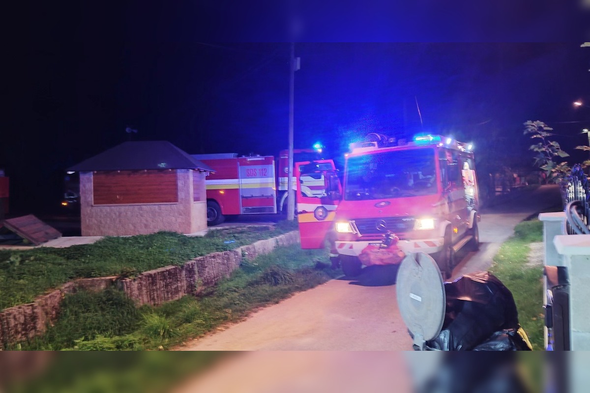 FOTO: Päť ľudí uniklo pred požiarom v Pružine, žena skončila v rukách záchranárov, foto 5