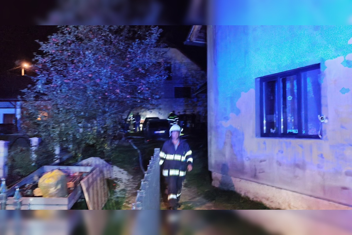 FOTO: Päť ľudí uniklo pred požiarom v Pružine, žena skončila v rukách záchranárov, foto 6