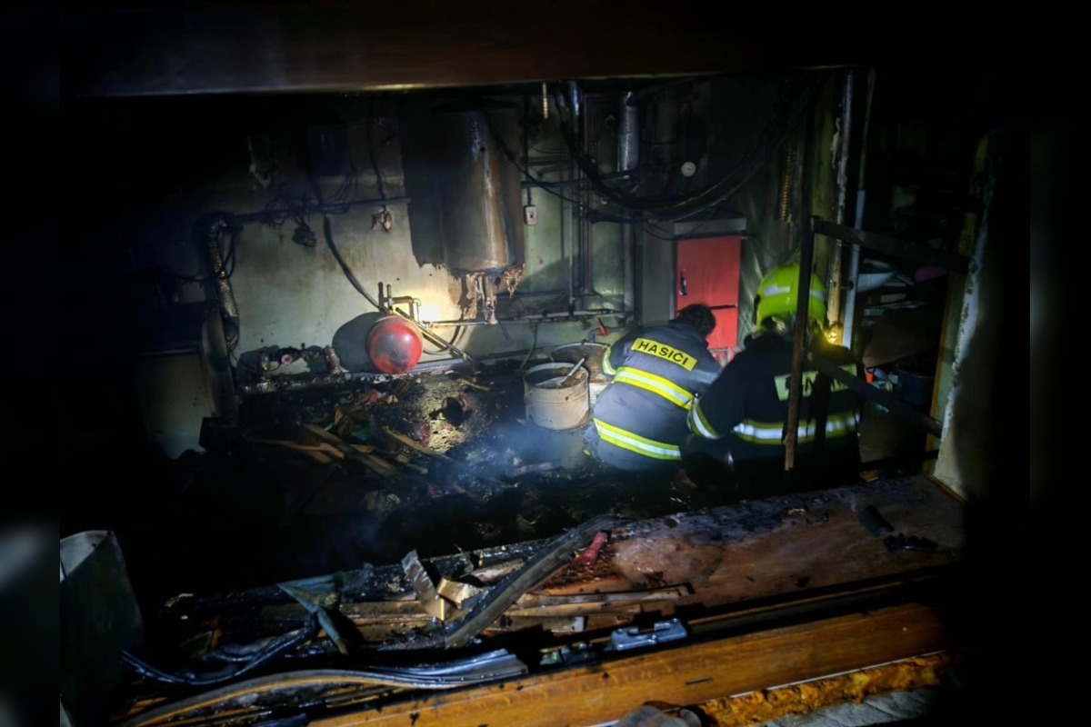 FOTO: Päť ľudí uniklo pred požiarom v Pružine, žena skončila v rukách záchranárov, foto 7