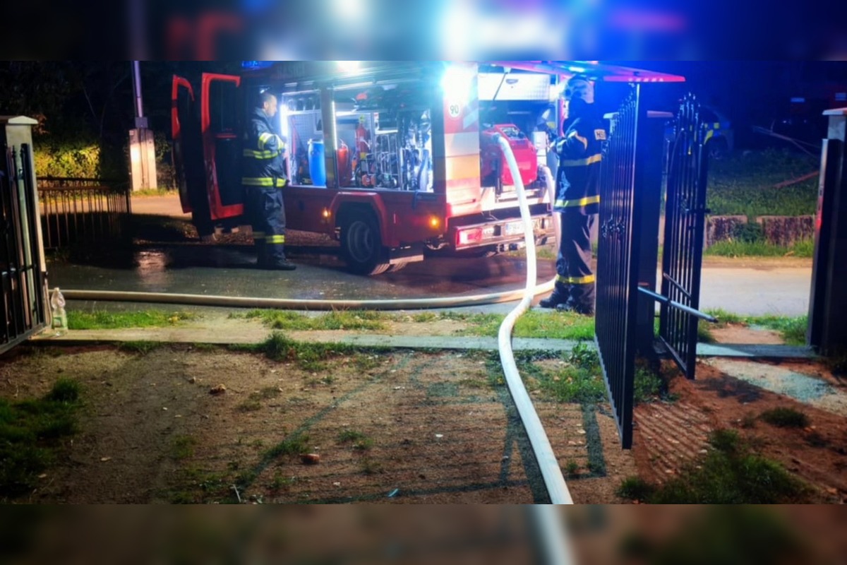 FOTO: Päť ľudí uniklo pred požiarom v Pružine, žena skončila v rukách záchranárov, foto 8