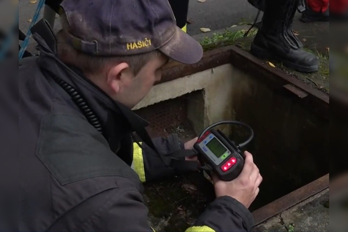 FOTO: Gymnázium v Novom Meste má pri vchode historickú studňu bez vody, foto 1